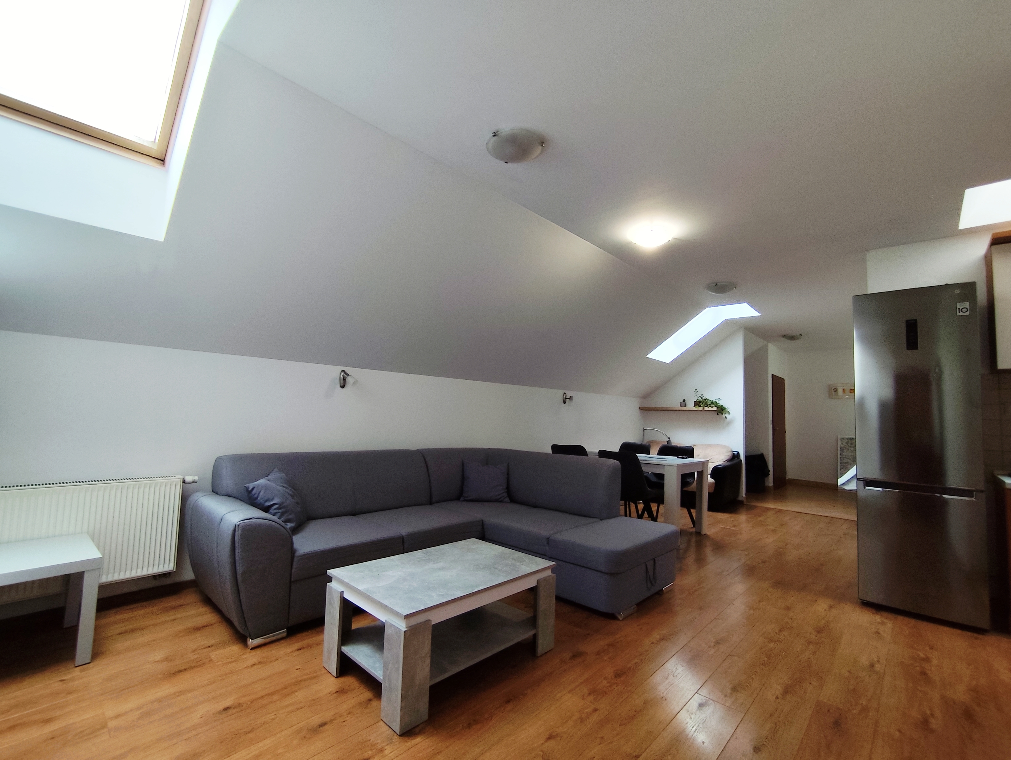 Bývanie v srdci Žiliny – priestranný 3-izbový podkrovný byt na prenájom