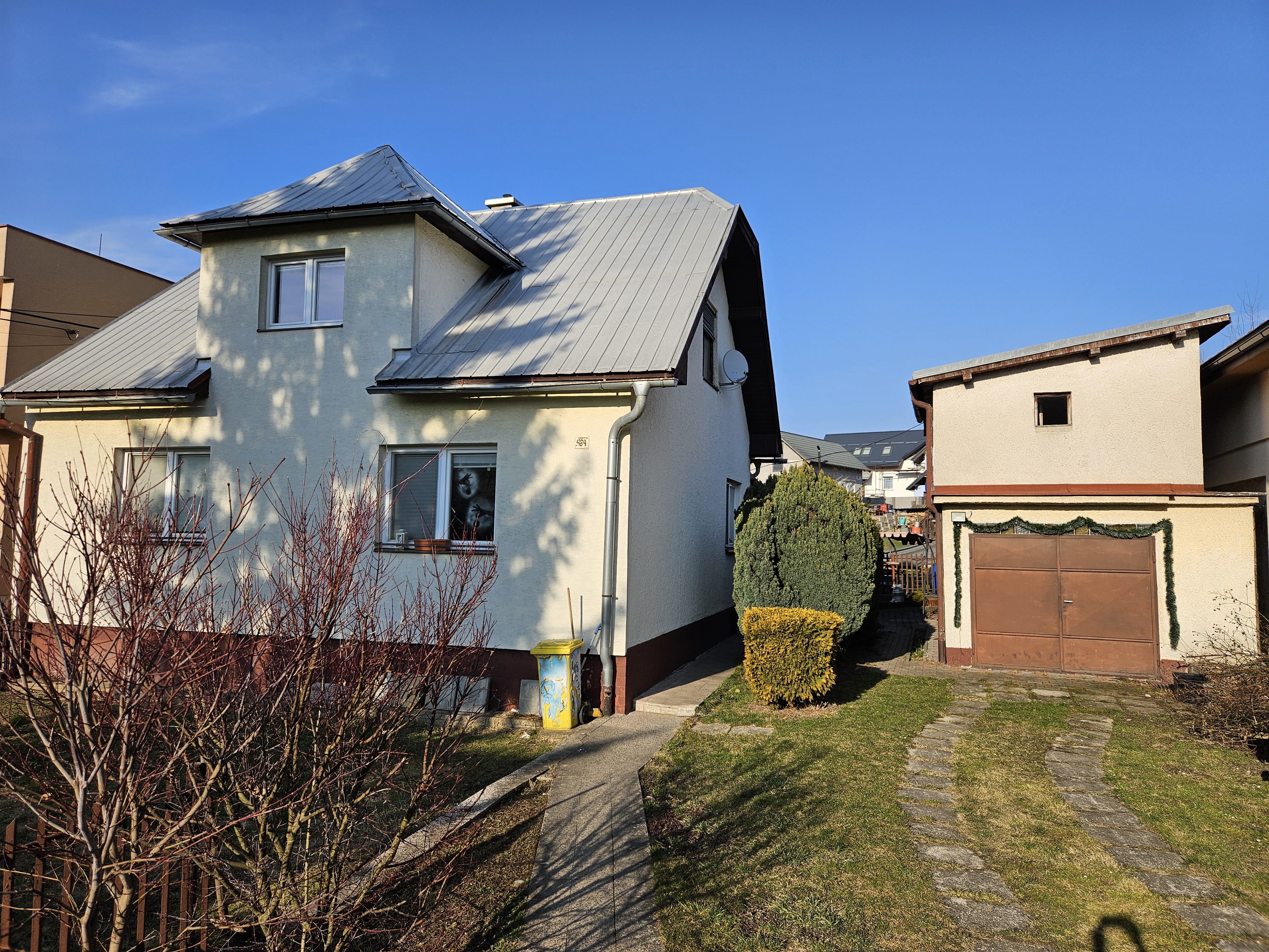 Dvojgeneračný dom s hotovým 2-izbovým bytom a veľkým pozemkom, bývajte hneď, zvyšok si dotvorte podľa seba!