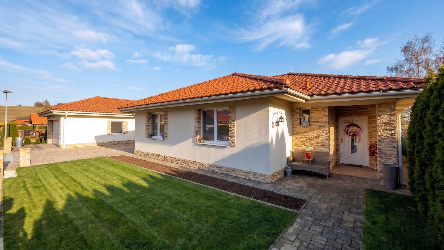 Bungalov, ako žiaden iný: 4-izbový dom s XXL garážou a zimnou záhradou, Rajecké Teplice - Konská, Cena: v RK