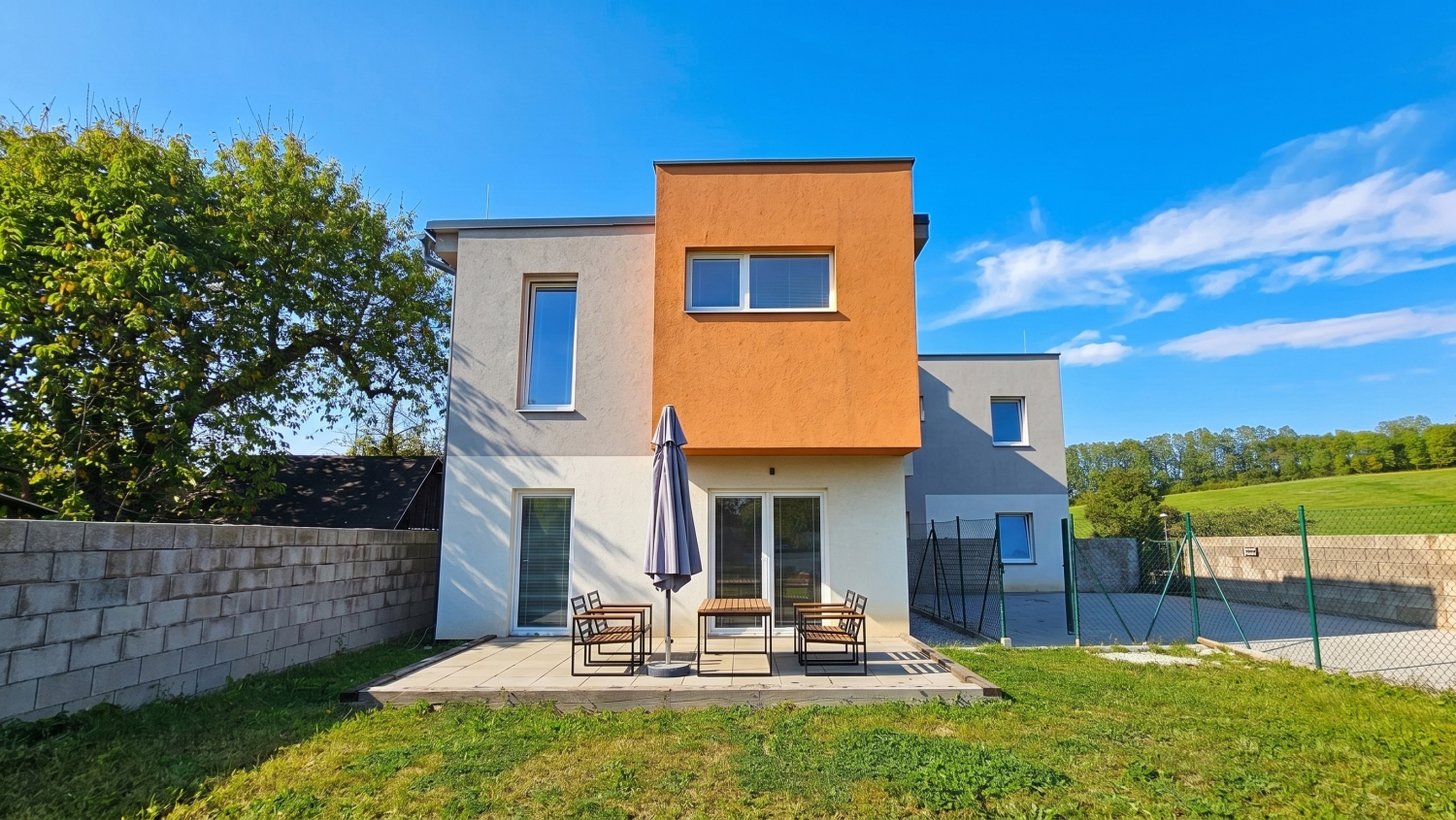 Otvoríte dvere a bývate: zariadený 4-izbový dom s 2 kúpeľňami, Žilina - Trnové, Cena: 309.900€