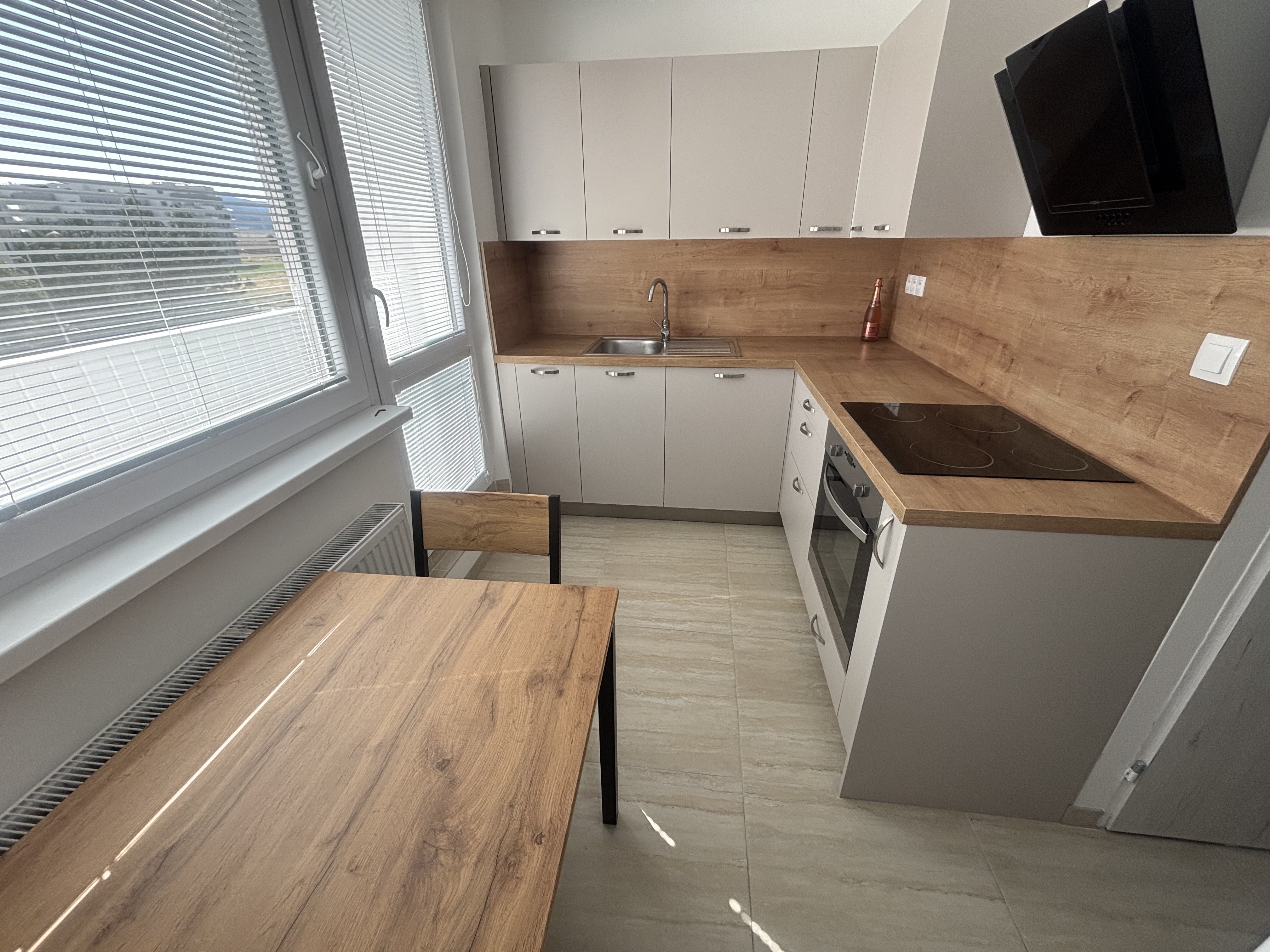REZERVOVANÉ, KOMPLETNE PREROBENÝ 1-IZBOVÝ BYT S BALKÓNOM, 34 m2, POPRAD